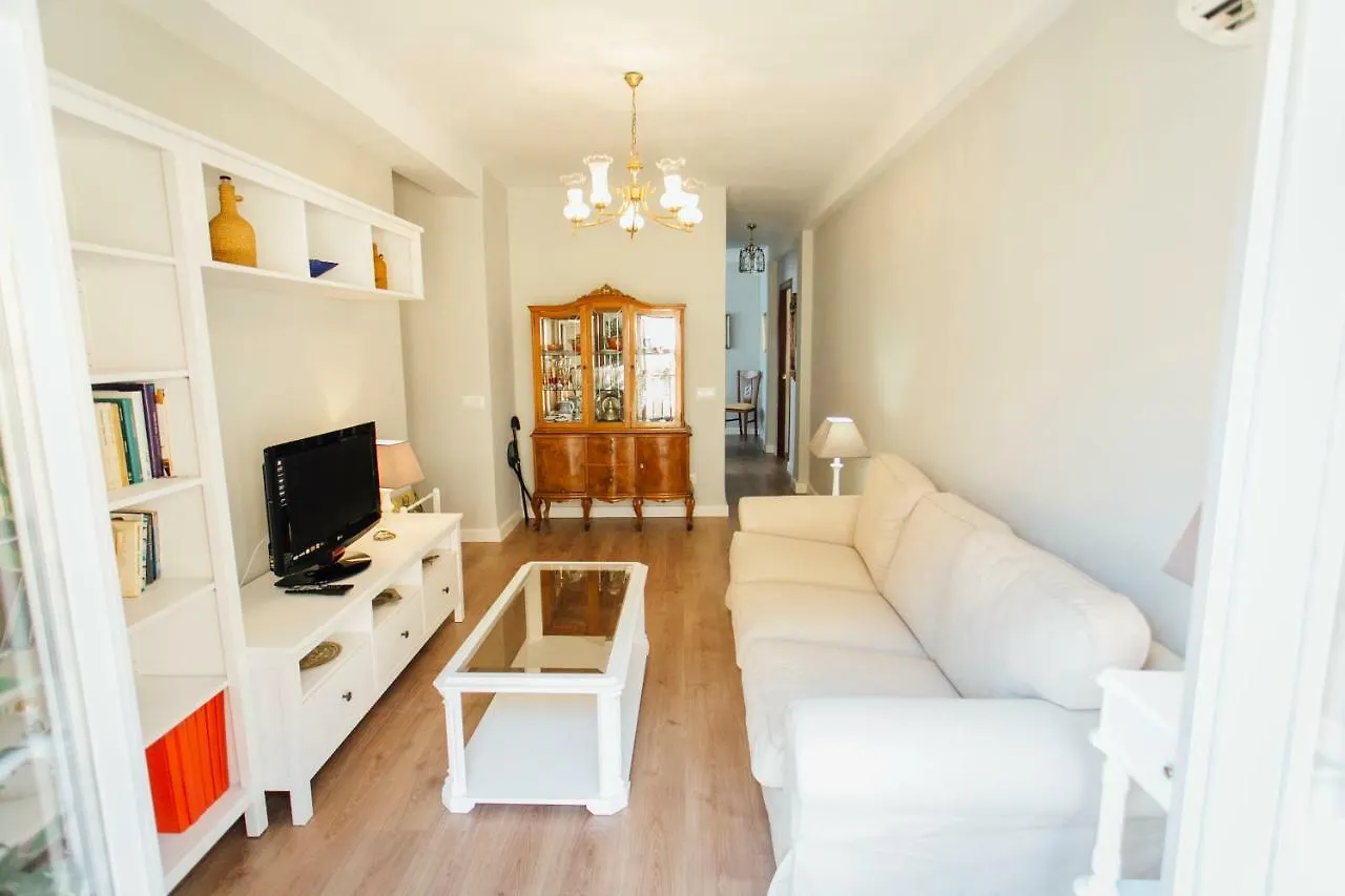 Idilico Atico En Triana-3Bd+1Bth contacts